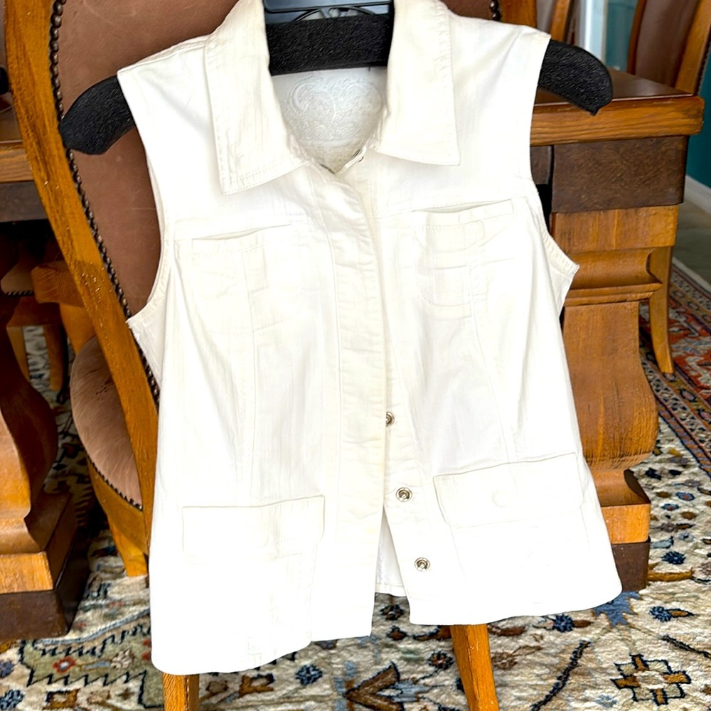 White Chico’s vest. Two breast pockets, two hip pockets with snaps.